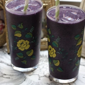 berry-almond-smoothie